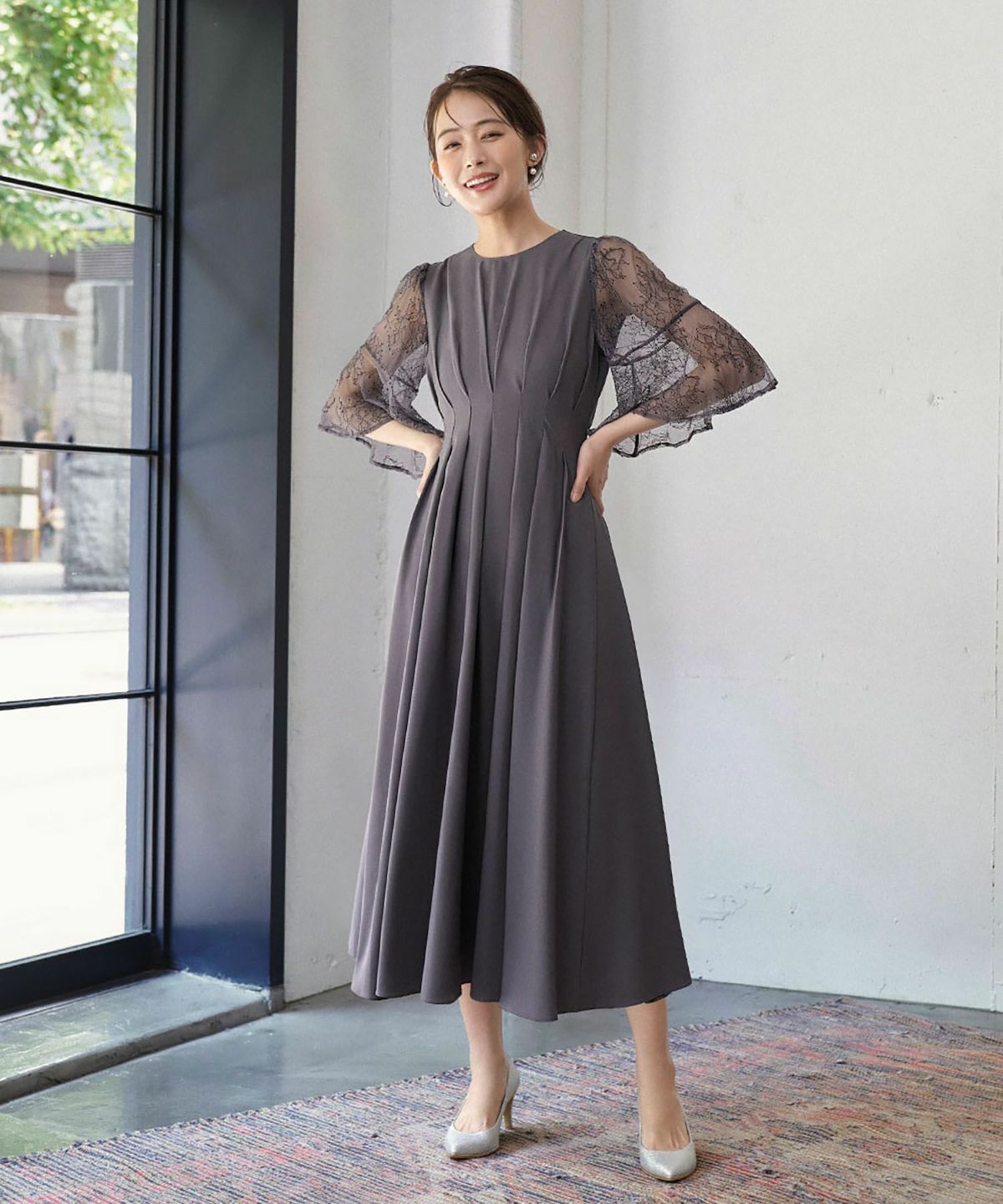 グレー レース フレアスリーブ ドレス 結婚式・お呼ばれ対応 |レース素材フレアスリーブXライン