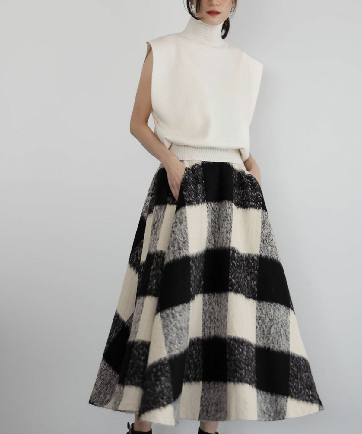 身長：165cm　着用サイズ：Mサイズ　B：77 / W：57 / H：79