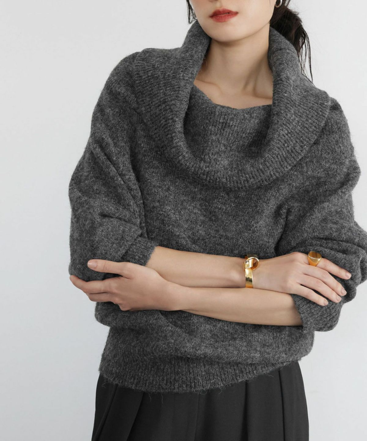 チャコールグレー