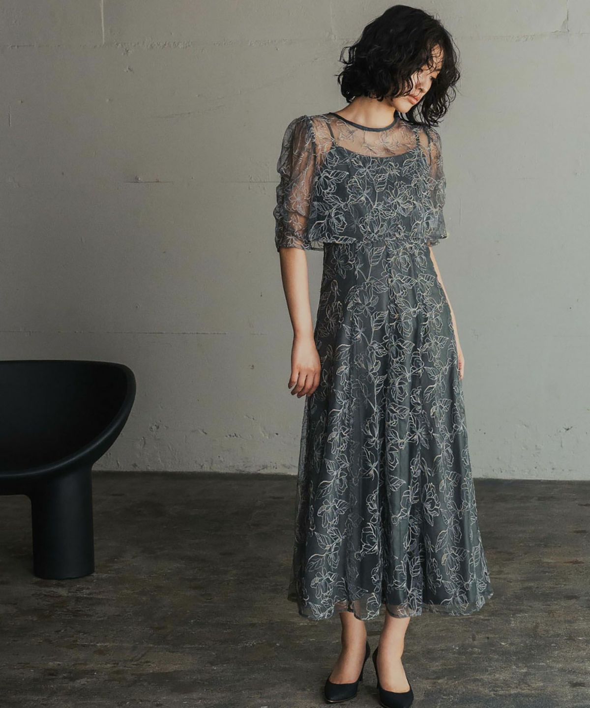 チャコールグレー