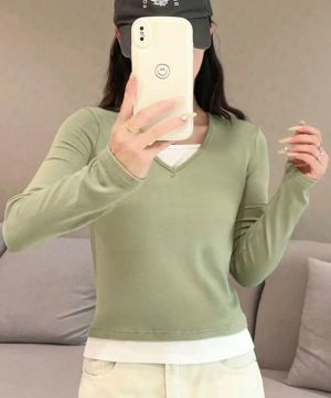カーキ