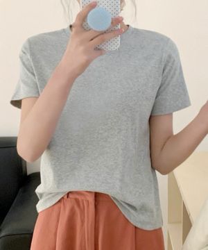 グレー