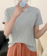 グレー