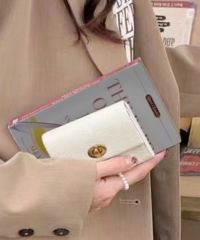 オフホワイト