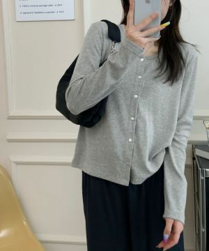 グレー
