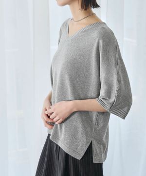 グレー
