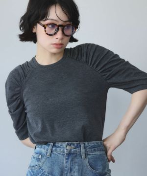 グレー