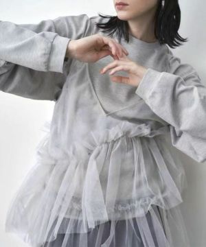 グレー