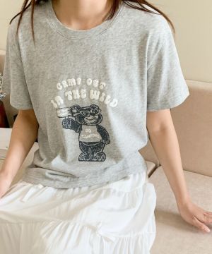 グレー