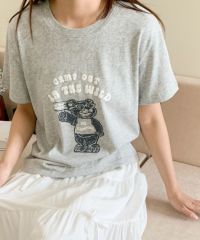 グレー