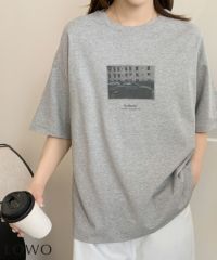 グレー
