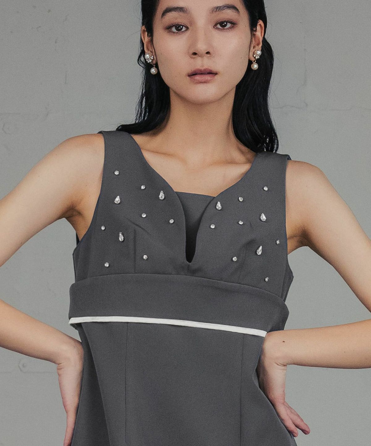 チャコールグレー