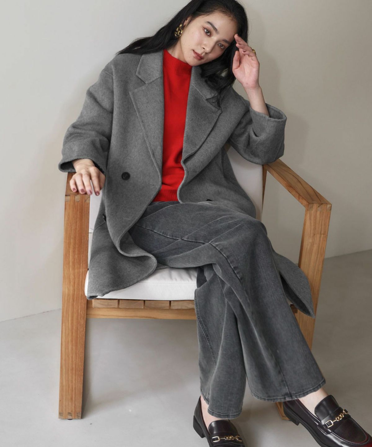 チャコールグレー